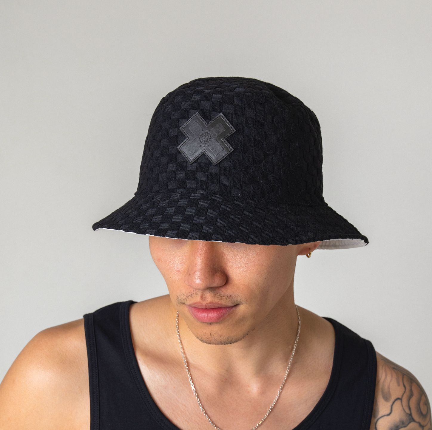 REVERSIBLE BUCKET HAT