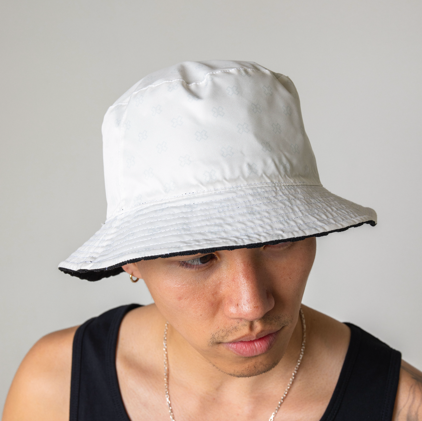 REVERSIBLE BUCKET HAT